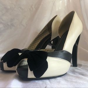 Retro Ivory and Black Peep Toe Heels w/ 🖤 cutout